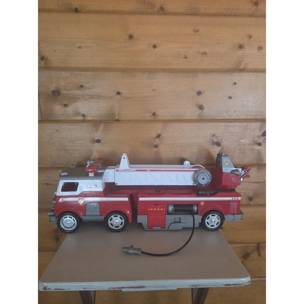 Paw Patrol Ultimate Rescue Fire Truck Toy with 2 With An‎ Extendable Ladder.